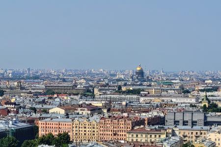 Трёхэтажный мезонин над крышами Питера