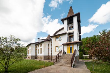 Стильный особняк у леса с банкетным залом, панорамным бассейном, сауной и хаммамом