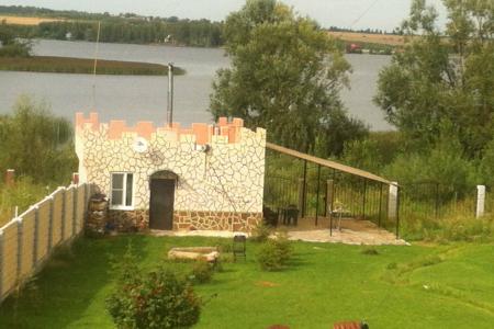 Домик с выходом на реку для романтиков