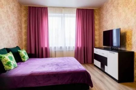Комфортная квартира рядом с Аэропортом, Памятником Славы