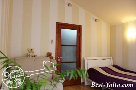 Двухэтажный коттедж в центре города