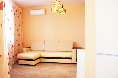 Однокомнатная квартира посуточно. Уютная, очень домашняя, всегда чистая.