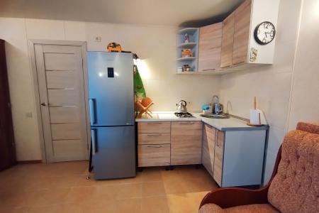 Уютный домик. Рядом озеро.