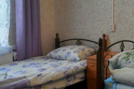 Квартира расположена в центре Печор, в 3-х минутах ходьбы от Псково-Печерского монастыря у автовокза