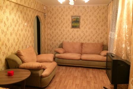 Дом расположен неподалеку от ТЦ фестиваль. Рядом автобусная и трамвайная остановки.