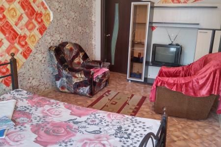 Недалеко от ЖД вокзала. Новый дом. Всегда есть парковка. Заселение круглосуточно.