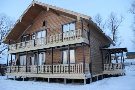 Берег Волги, огромная закрытая территория