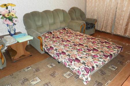 1 комнатная 4 спальных места меблированная.