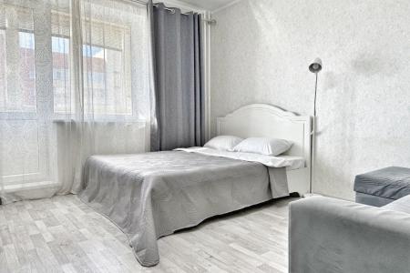 Светлая квартира с балконом в районе Тополиной аллеи