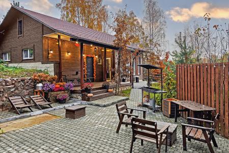 Комфортабельный коттедж у леса и озера на благоустроенной базе отдыха в Токсово