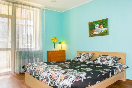 8 спальных мест. Трехкомнатная квартира посуточно.