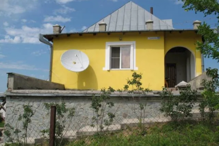 Дом с чистым озером  в черте города