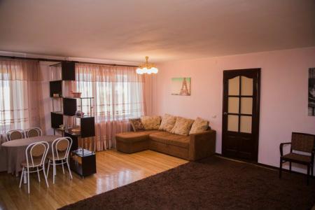 Просторная 2х комнатная квартира напротив Драмтеатра.