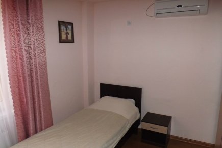 1к, Красная, 1