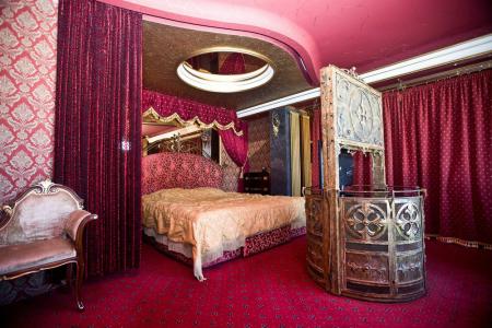 Шикарные апартаменты премиум-класса с дизайнерским ремонтом в стиле ампир (078)