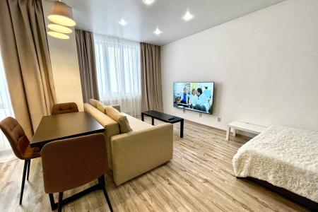 Отличная студия с видом на взлетающие самолеты