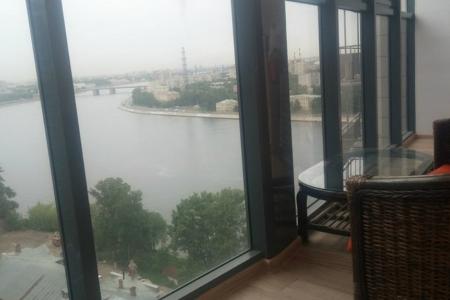 Однокомнатная евроквартира в престижном доме с панорамным видом на Неву и город.