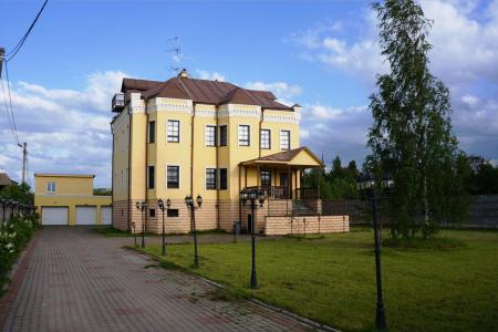 Прекрасный особняк с бассейном в пос. Бронка