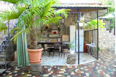 Двухкомнатный домик с беседкой на 3-5 человек в Феодосии.