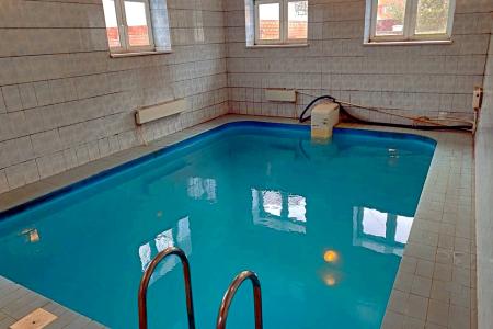 Дом с баней на дровах, большим бассейном и бильярдом на 16 гостей