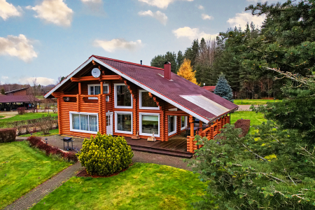 Дом на берегу озера с бассейном и баней Порт Тихий