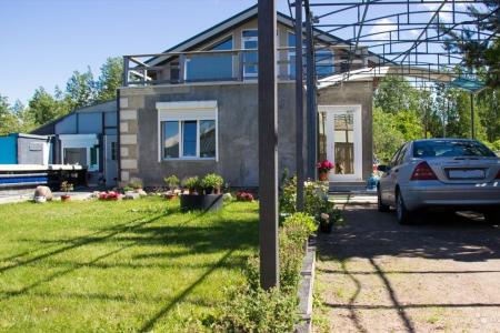 Комфортабельный дом с тёплым уличным бассейном в садоводстве Флора