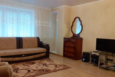 Трехкомнатная квартира со своим входом и огороженным двором