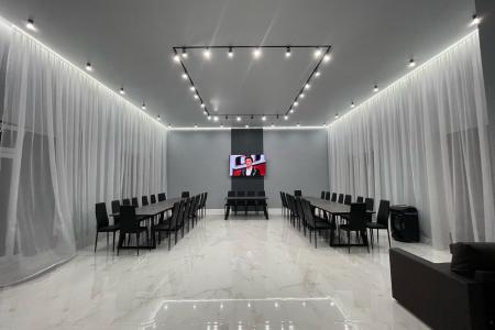 В доме современный дизайн с высокими потолками 4,2м и Огромный зал 100м2