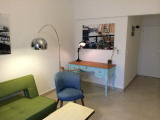 Тихая улица в лучшем районе .