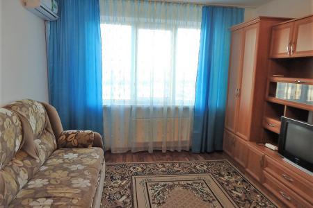 Хозяин сдаёт посуточно комфортную 1-ком. квартиру у моря (пляж "Коса-Алексино") 16 мкр, пр.Ленина 99