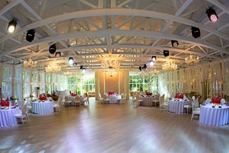 Свадебная усадьба внутри лесного парка реликтовых сосен.