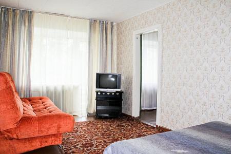 Двухкомнатная квартира около Дома Офицеров