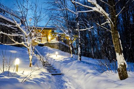 Коттедж с камином и панорамным видом на озеро у горнолыжного курорта (11 км от СПб, пос. Токсово)