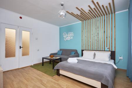 В квартире с комфортом могут разместиться четыре человека.