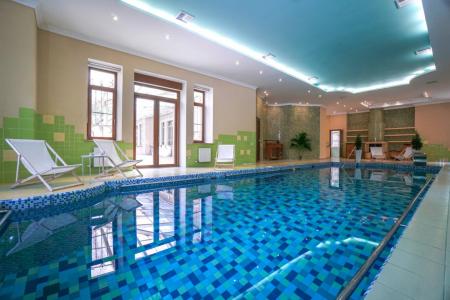 Коттедж в Троицке с бассейном, баней, бильярдом и караоке