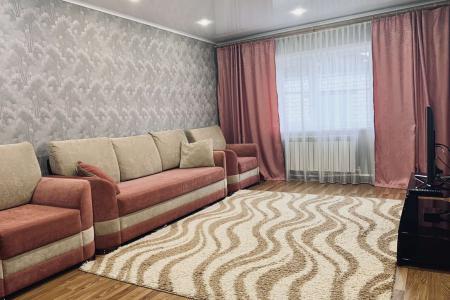 Не далеко от центра города, рядом имеется продуктовый магазин