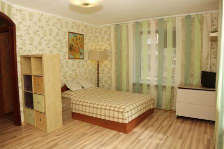 Уютная и светлая квартира с отдельной кухней в удобном, тихом месте.