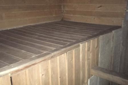 В коттедж  спокойно помещается 120 человек