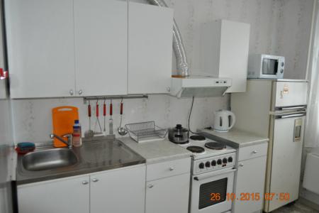 Трёхкомнатная квартира находится в центре города,напротив торгового центра