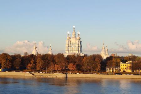 Вид на Смольный и набережную Невы