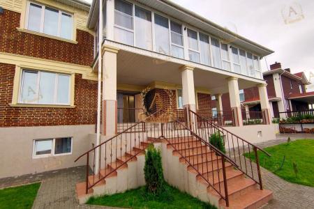 Большой коттедж в современном стиле и 2 бассейнами