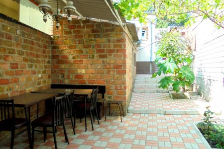 Отдельный трехкомнатный дом со своим закрытым двором и гаражом, без хозяев, в Феодосии.