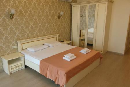 Сдам посуточно  квартиру в пгт Кореиз. Недорого.