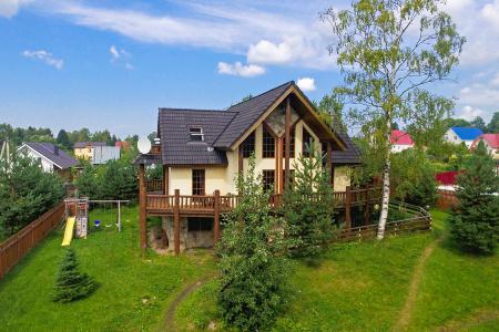 Уютный трехэтажный дом с баней в поселке Рощино