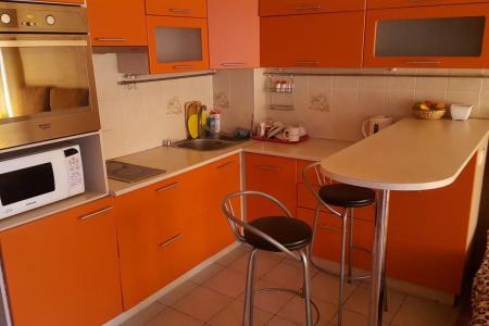 1 комнатная квартира студия с хорошим ремонтом расположенная в центре города напротив Галереи Вояж.