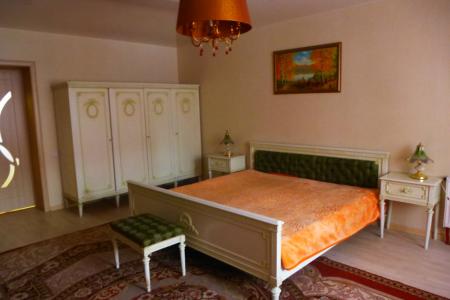 Двухкомнатная квартира в тихом центре .