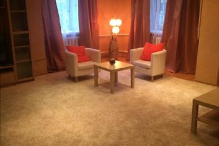 Сдам большую квартиру на первом этаже с отдельным входом.