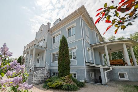 Утонченный особняк на первой береговой линии с банкетным залом и камином и бассейном