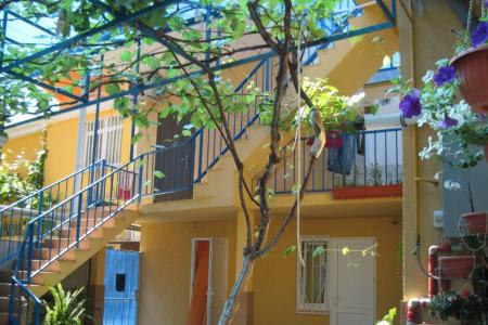 Гостевой дом в центре Адлера, море через дорогу.