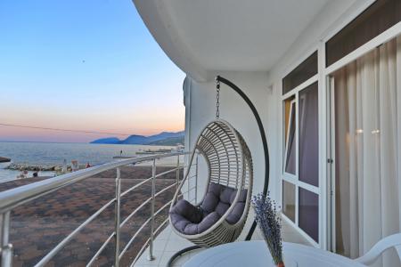 Апартаменты со всеми удобствами на первой линии в 10 м. от моря.